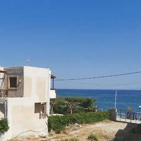 Big Blue Bar & Apartment *