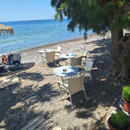 Big Blue Bar & Apartment Makrýgialos