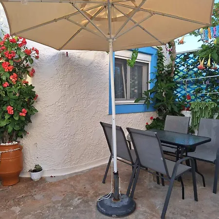 Big Blue Bar & Apartment *